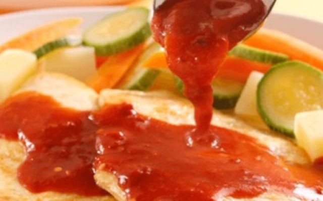 Milanesa de pollo en salsa roja